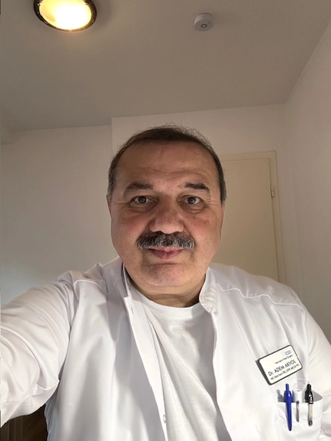 Arzt mit digitalem Tablet in seiner Praxis